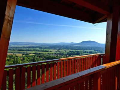 Túrázz a Balaton közelében: fedezd fel a nemesvitai Tücsökdomb kilátót