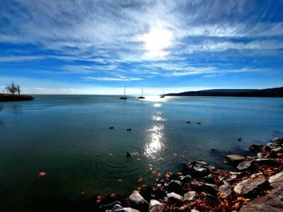 Őszi utazás Balatonalmádiba: nyugalom és felfedezés a Balaton partján
