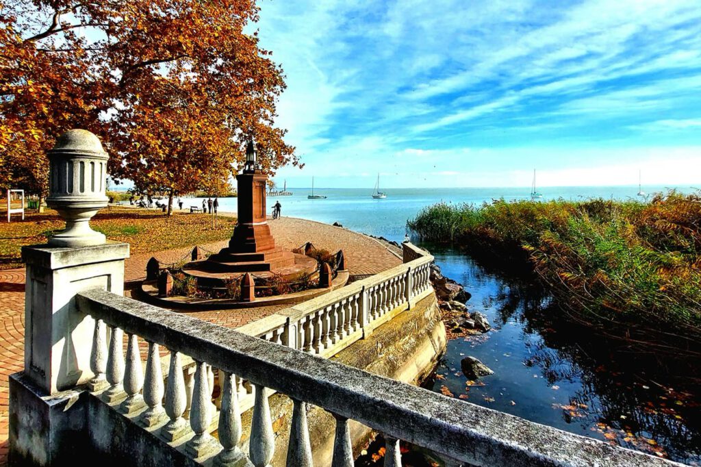 Őszi utazás Balatonalmádiba: nyugalom és felfedezés a Balaton partján