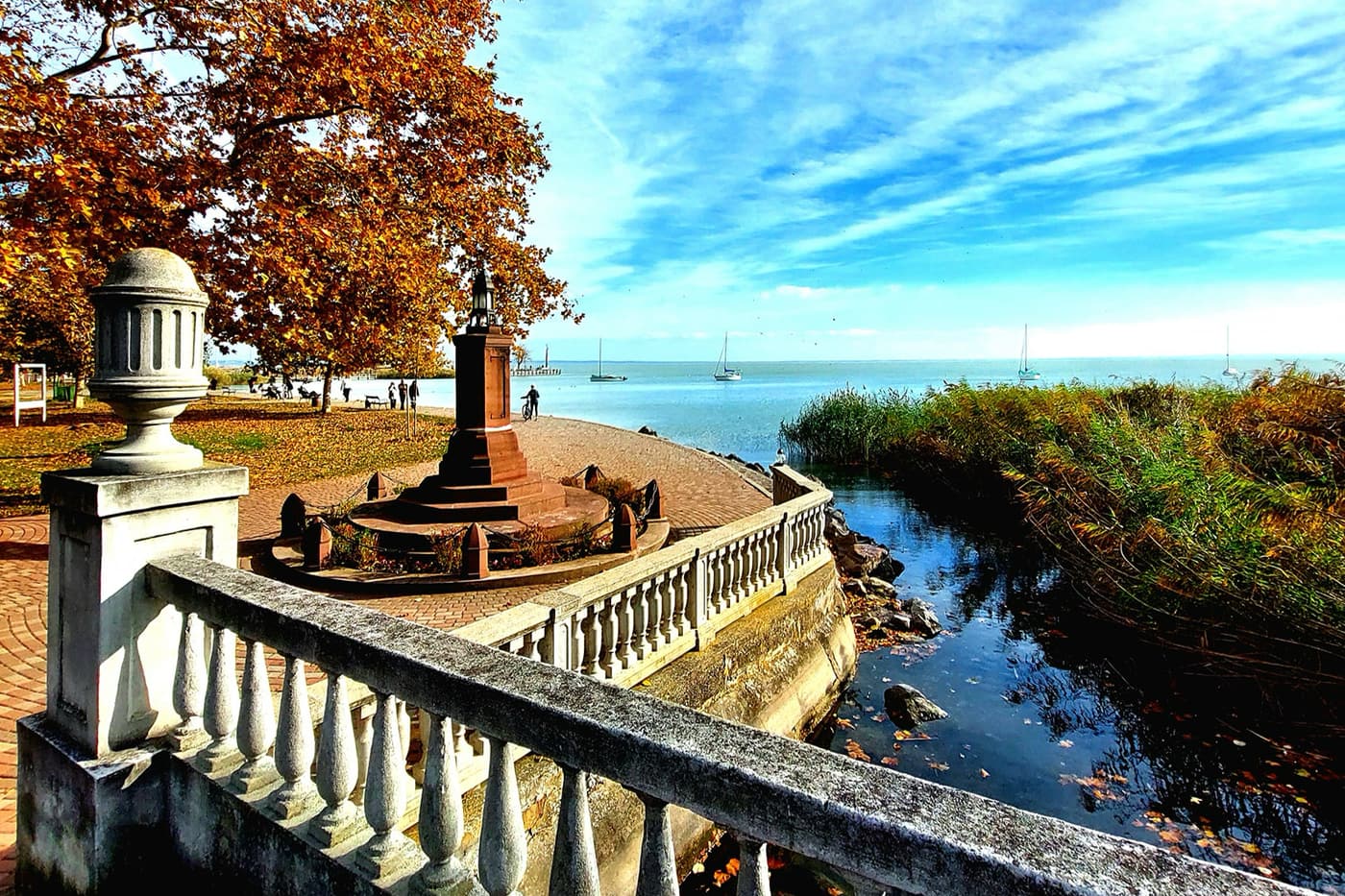 Őszi utazás Balatonalmádiba: nyugalom és felfedezés a Balaton partján