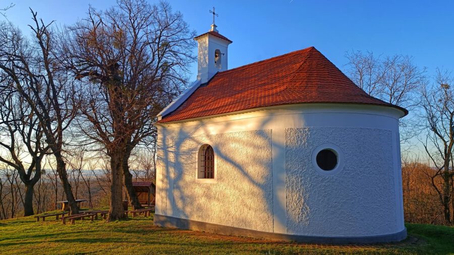 A Balaton közelében rejtőző szakrális emlék: a Bari-hegyi kápolna