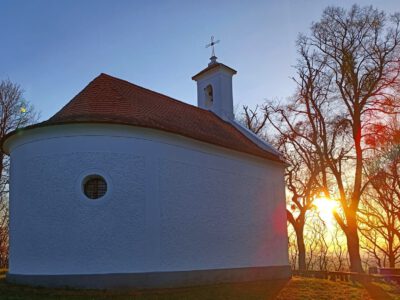 A Balaton közelében rejtőző szakrális emlék: a Bari-hegyi kápolna