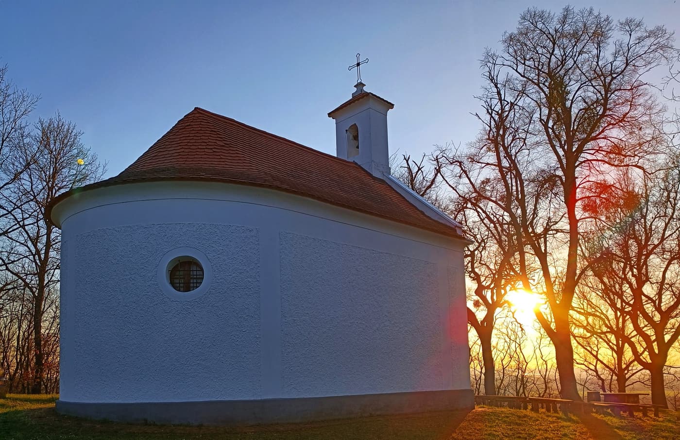 A Balaton közelében rejtőző szakrális emlék: a Bari-hegyi kápolna