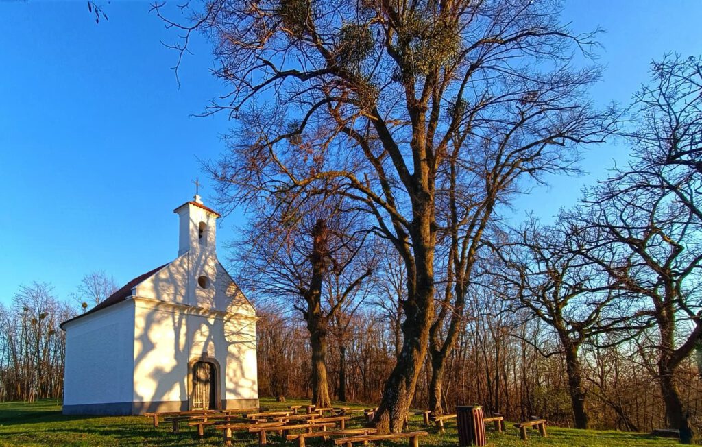 A Balaton közelében rejtőző szakrális emlék: a Bari-hegyi kápolna
