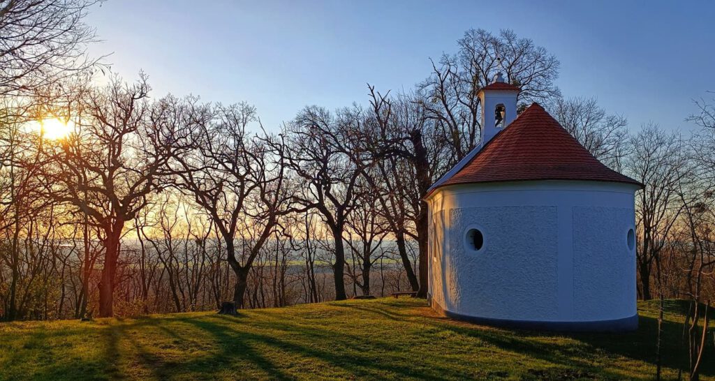 A Balaton közelében rejtőző szakrális emlék: a Bari-hegyi kápolna