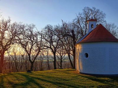 A Balaton közelében rejtőző szakrális emlék: a Bari-hegyi kápolna
