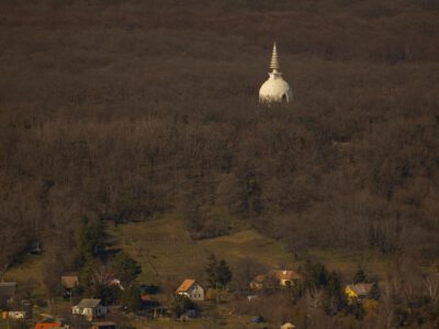 Kőfalak a fák között – Rezi vára a Keszthelyi-hegység magasán