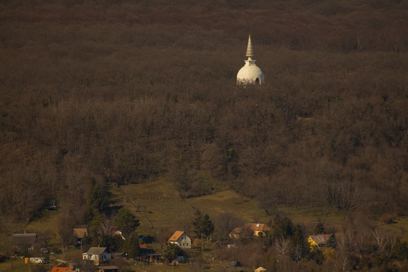 Kőfalak a fák között – Rezi vára a Keszthelyi-hegység magasán