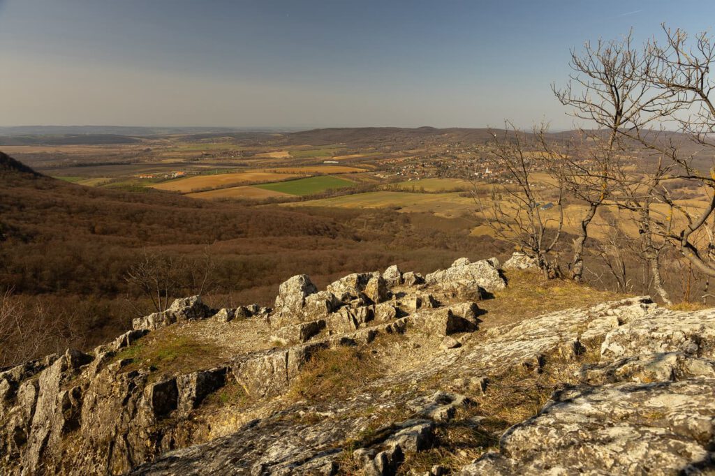 Kőfalak a fák között – Rezi vára a Keszthelyi-hegység magasán