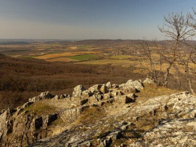 Kőfalak a fák között – Rezi vára a Keszthelyi-hegység magasán