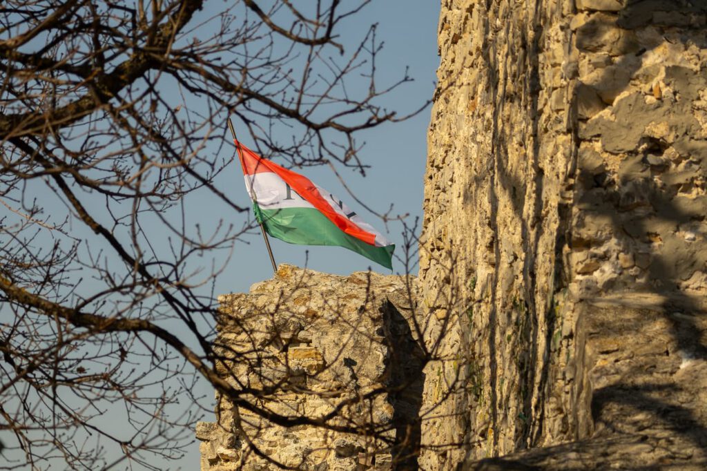 Kőfalak a fák között – Rezi vára a Keszthelyi-hegység magasán