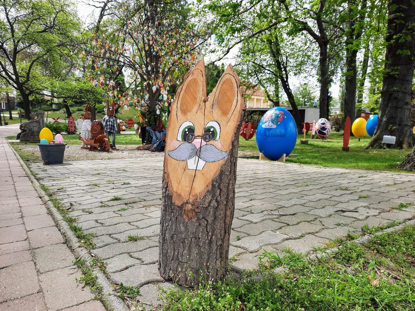 Tavaszi mesevilág Balatonlellén – újra megnyílt a Húsvéti Park