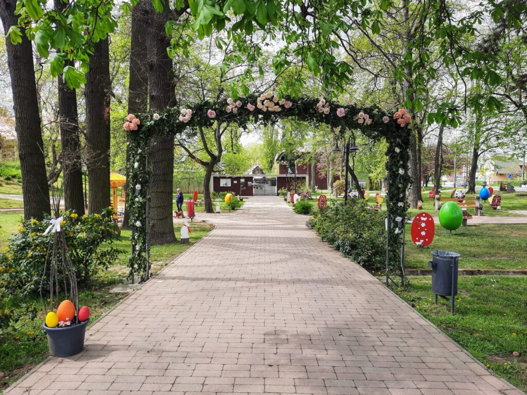 Tavaszi mesevilág Balatonlellén – újra megnyílt a Húsvéti Park