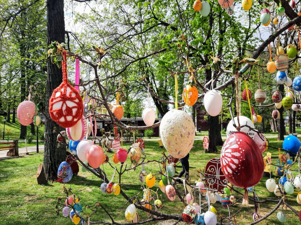 Tavaszi mesevilág Balatonlellén – újra megnyílt a Húsvéti Park