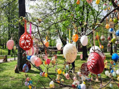 Tavaszi mesevilág Balatonlellén – újra megnyílt a Húsvéti Park