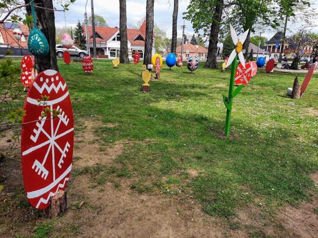 Tavaszi mesevilág Balatonlellén – újra megnyílt a Húsvéti Park
