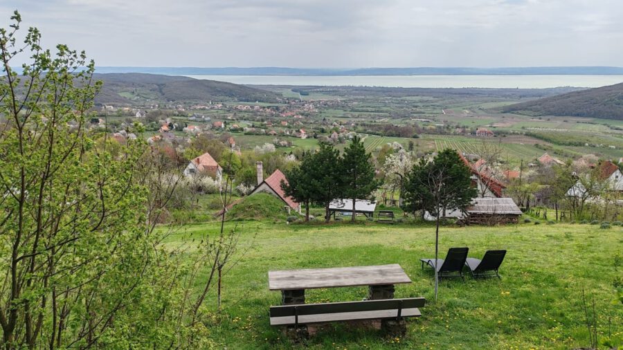 Halom-hegyi Vulkán tanösvény – ha egy könnyű, mégis látványos tavaszi túrára vágysz
