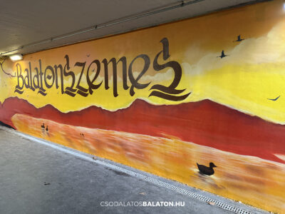 Színes falfestmények díszítik Balatonszemes vasúti aluljáróját