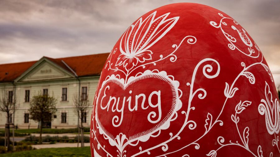 Enying tavaszi szenzációja – itt áll Magyarország legnagyobb húsvéti tojása