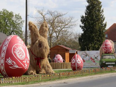 Tízéves Kéthely húsvéti parkja: óriásnyúl, tojásfa és borosüveg-tojás is várja a látogatókat