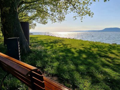 A Balaton zöld kápolnája – Barangolás a balatonboglári Vejtey Ferenc sétányon