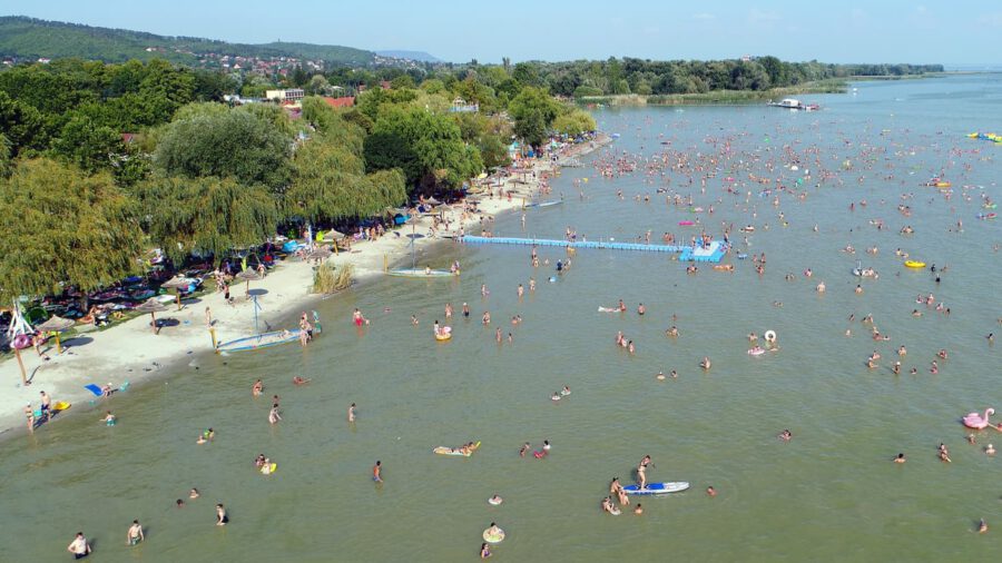 A Balaton legjobb strandjai 2025-ben a Kék Hullám Zászló minősítés szerint