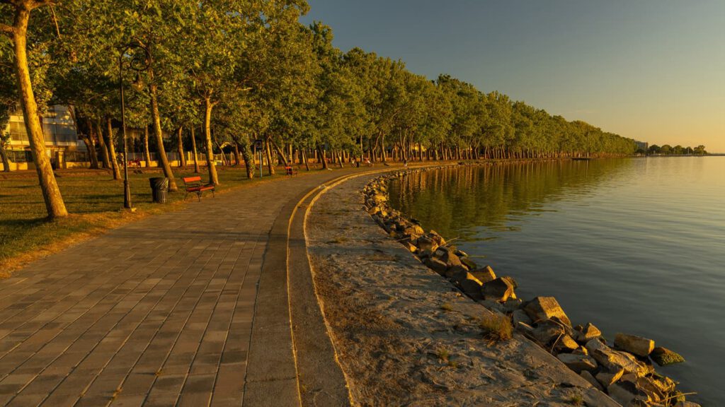A Balaton egyik legszebb sétánya: a balatonföldvári Kvassay sétány