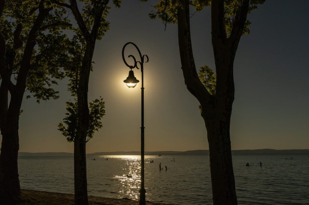 A Balaton egyik legszebb sétánya: a balatonföldvári Kvassay sétány