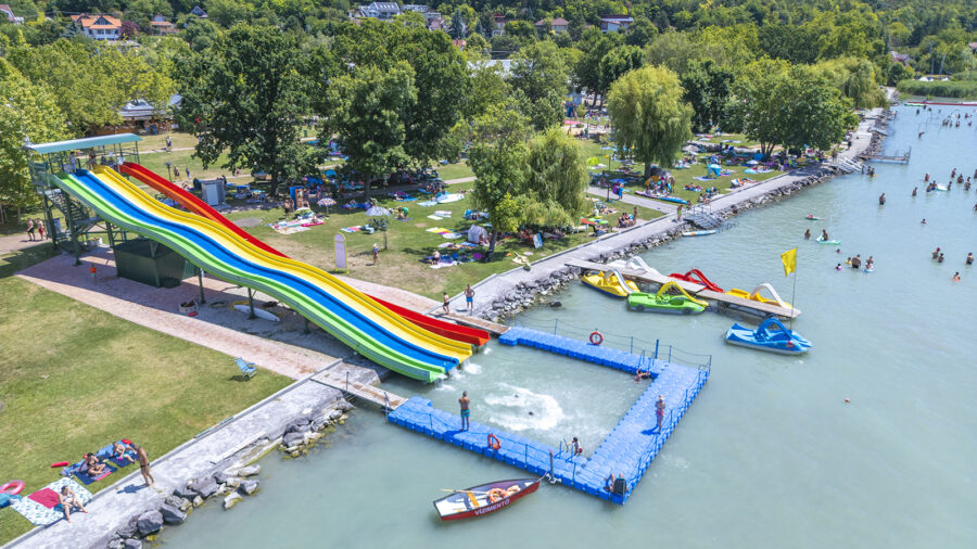 Fövenystrand, a Balaton északi partjának egyik legjobban felszerelt strandja
