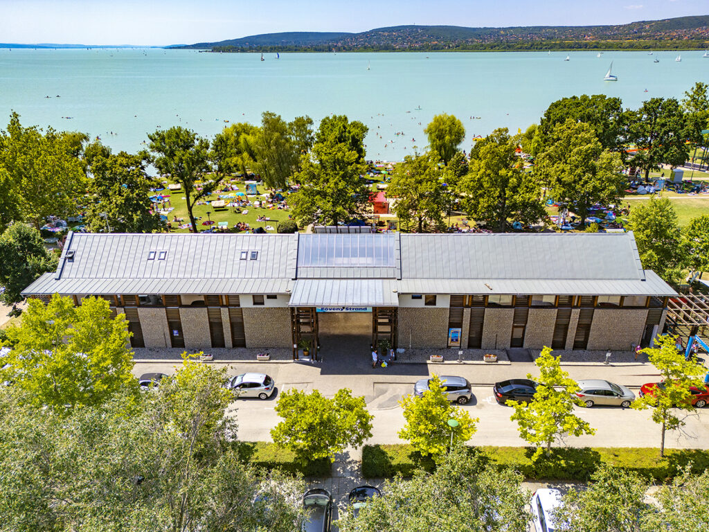 Fövenystrand, a Balaton északi partjának egyik legjobban felszerelt strandja