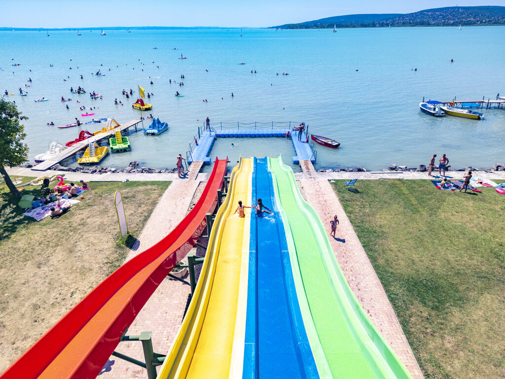 Fövenystrand, a Balaton északi partjának egyik legjobban felszerelt strandja