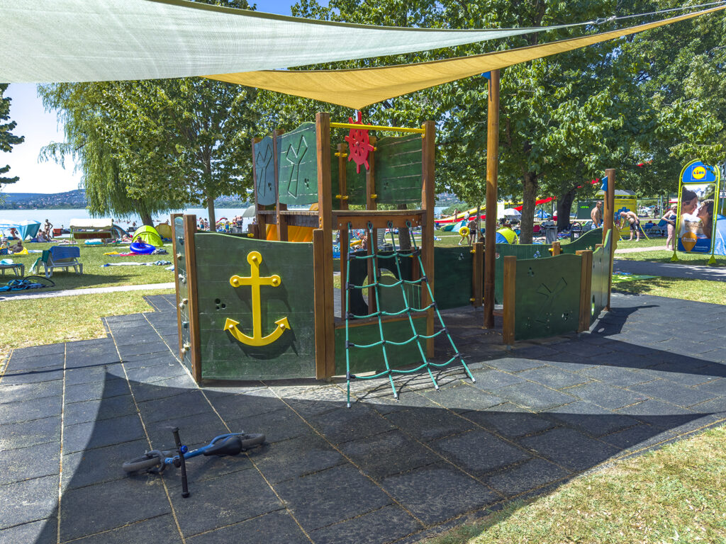 Fövenystrand, a Balaton északi partjának egyik legjobban felszerelt strandja