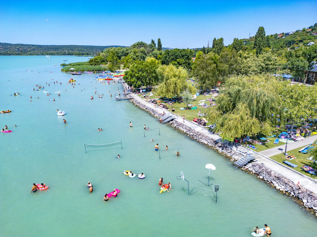 Fövenystrand, a Balaton északi partjának egyik legjobban felszerelt strandja