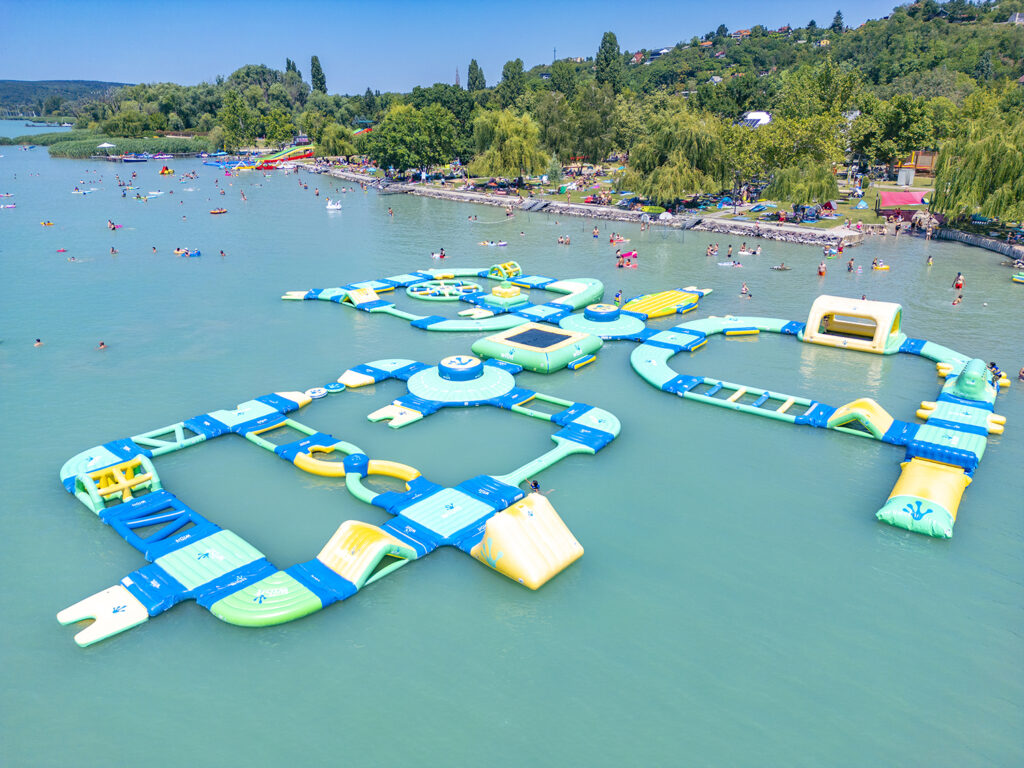 Fövenystrand, a Balaton északi partjának egyik legjobban felszerelt strandja