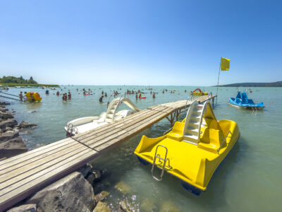Fövenystrand, a Balaton északi partjának egyik legjobban felszerelt strandja