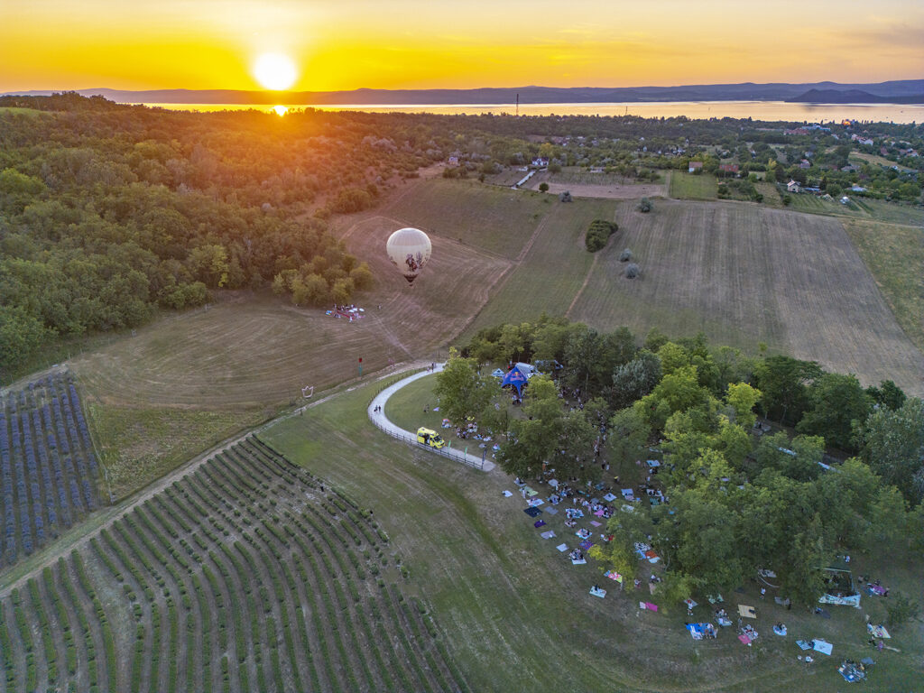Egyedülálló hőlégballonnal jelent meg a Hendrick’s a Balatonon