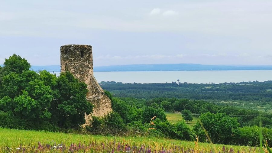 Kőbe zárt történelem – a Balaton 10 különleges templomromja