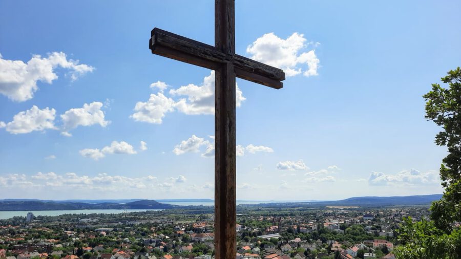 Két ikonikus kilátópont Balatonfüred felett – Tamás-hegyi kereszt és Jókai-kilátó
