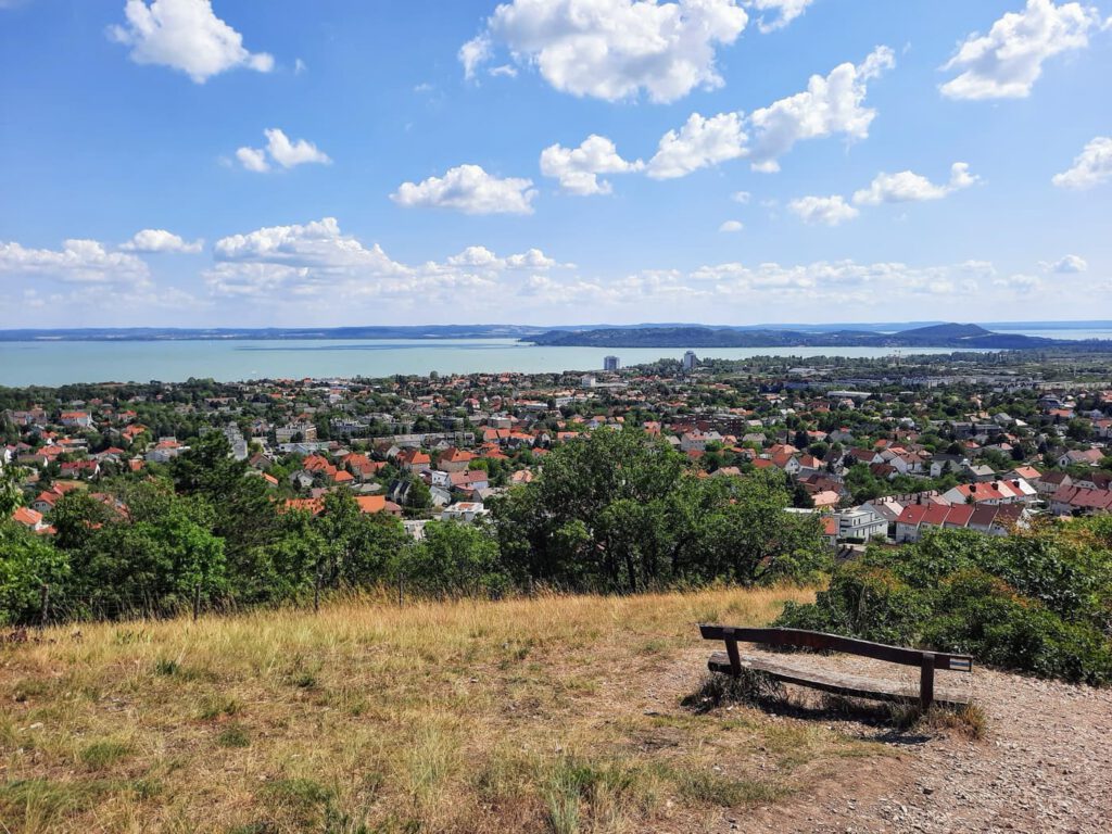 Két ikonikus kilátópont Balatonfüred felett – Tamás-hegyi kereszt és Jókai-kilátó