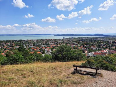 Két ikonikus kilátópont Balatonfüred felett – Tamás-hegyi kereszt és Jókai-kilátó
