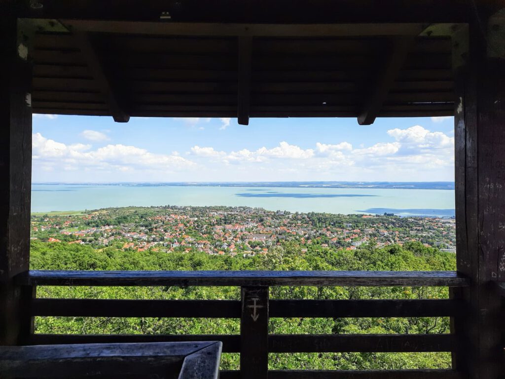 Két ikonikus kilátópont Balatonfüred felett – Tamás-hegyi kereszt és Jókai-kilátó