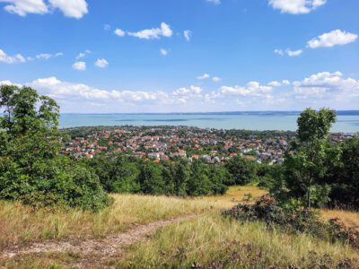 Két ikonikus kilátópont Balatonfüred felett – Tamás-hegyi kereszt és Jókai-kilátó