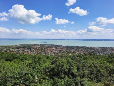 Két ikonikus kilátópont Balatonfüred felett – Tamás-hegyi kereszt és Jókai-kilátó