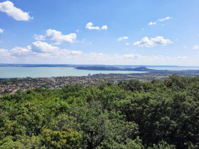 Két ikonikus kilátópont Balatonfüred felett – Tamás-hegyi kereszt és Jókai-kilátó