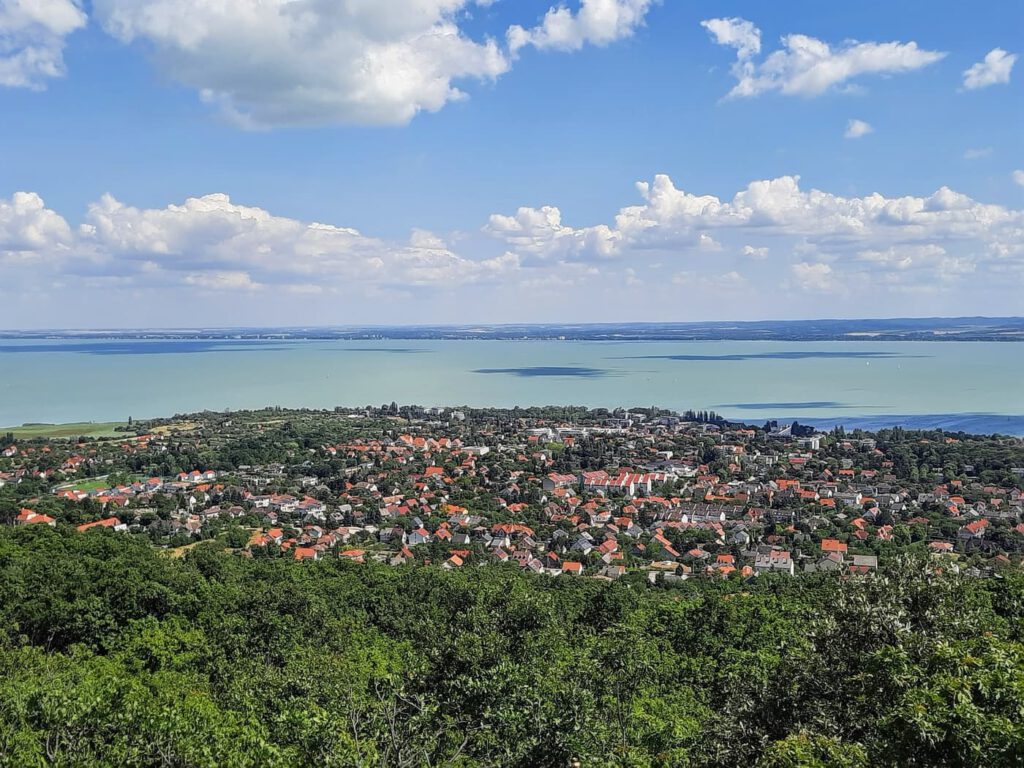 Két ikonikus kilátópont Balatonfüred felett – Tamás-hegyi kereszt és Jókai-kilátó