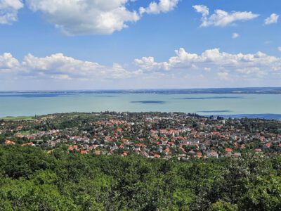 Két ikonikus kilátópont Balatonfüred felett – Tamás-hegyi kereszt és Jókai-kilátó