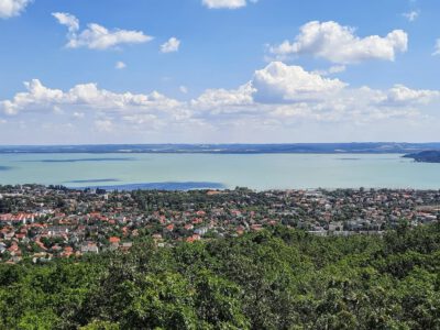Két ikonikus kilátópont Balatonfüred felett – Tamás-hegyi kereszt és Jókai-kilátó
