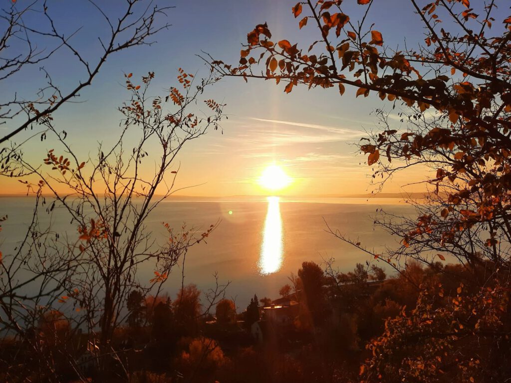 Balatonakarattya ősszel: naplemente a Magaspartról
