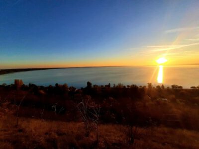 Balatonakarattya ősszel: naplemente a Magaspartról