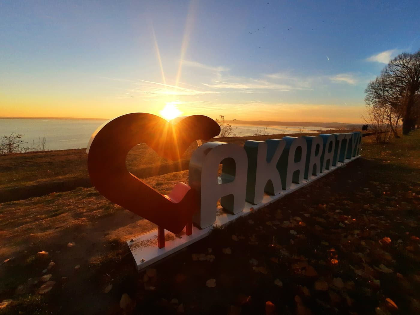 Balatonakarattya ősszel: naplemente a Magaspartról